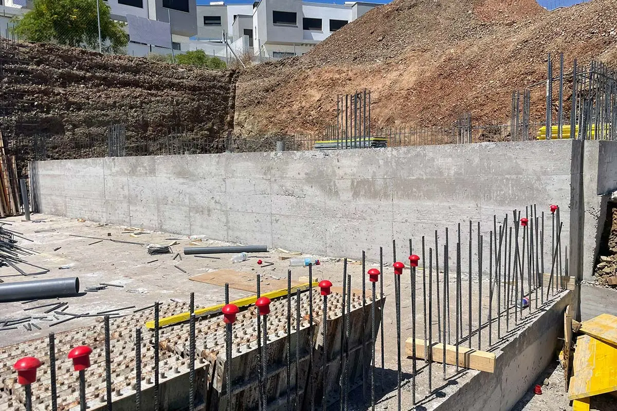 Estructuras de hormigón para viviendas en Málaga con muro de contención y armaduras