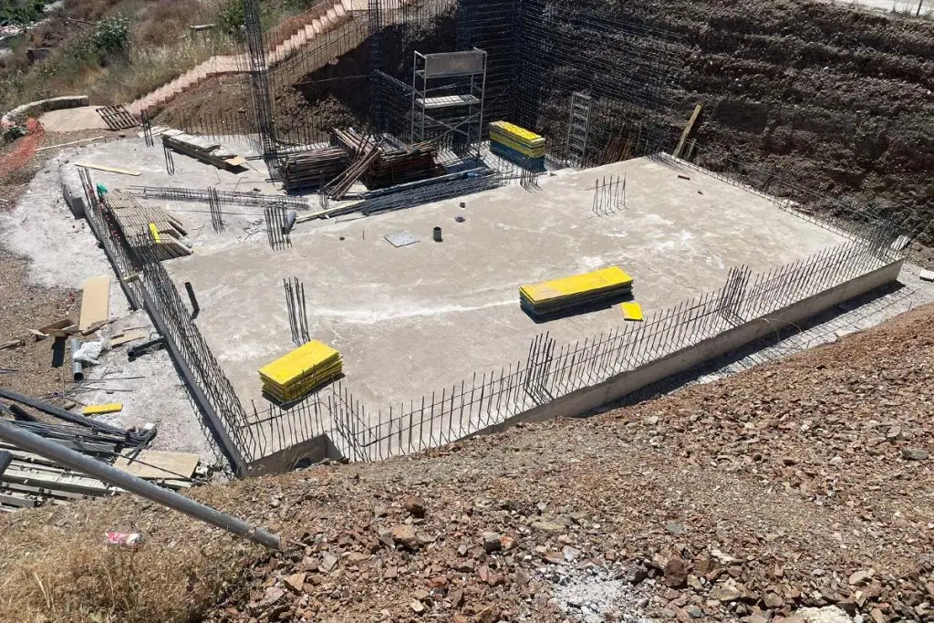 Estructuras de hormigón para viviendas en Málaga con losa de cimentación y ferralla perimetral