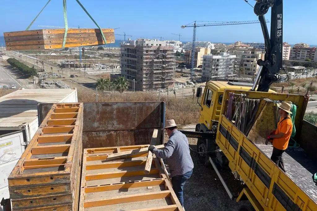 Estructuras de hormigón para viviendas en Málaga con transporte de encofrados y grúa en obra