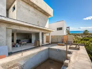 Estructura de hormigón armado y piscina en construcción con vistas al mar en vivienda de Málaga