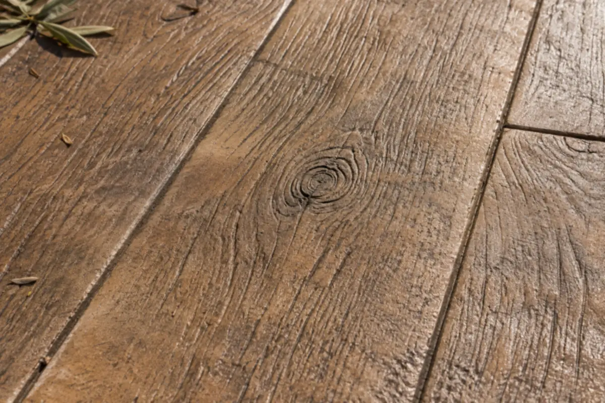 Detalle de la veta y los nudos de un hormigón impreso imitación madera